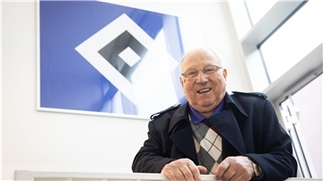 Uwe Seeler, ehemaliger Fußballprofi beim Hamburger SV, hat in der Fußball-Bundesliga 137 Tore für den HSV geschossen, für die Nationalmannschaft erzielte er in 72 Länderspielen 43 Treffer.