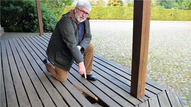 Eine zerstörte Planke an der Mühle in Bad Bederkesa.