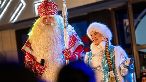 Wer uns während der Weihnachtszeit ins Haus kommt Väterchen Frost wird in Russland von seiner Enkelin Snegurotschka begleitet. (Archivbild)