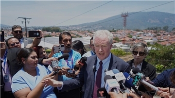 Van Hollen ist persönlich nach El Salvador gereist, um sich für die Rückführung von Abrego Garcia in die USA einzusetzen. 
