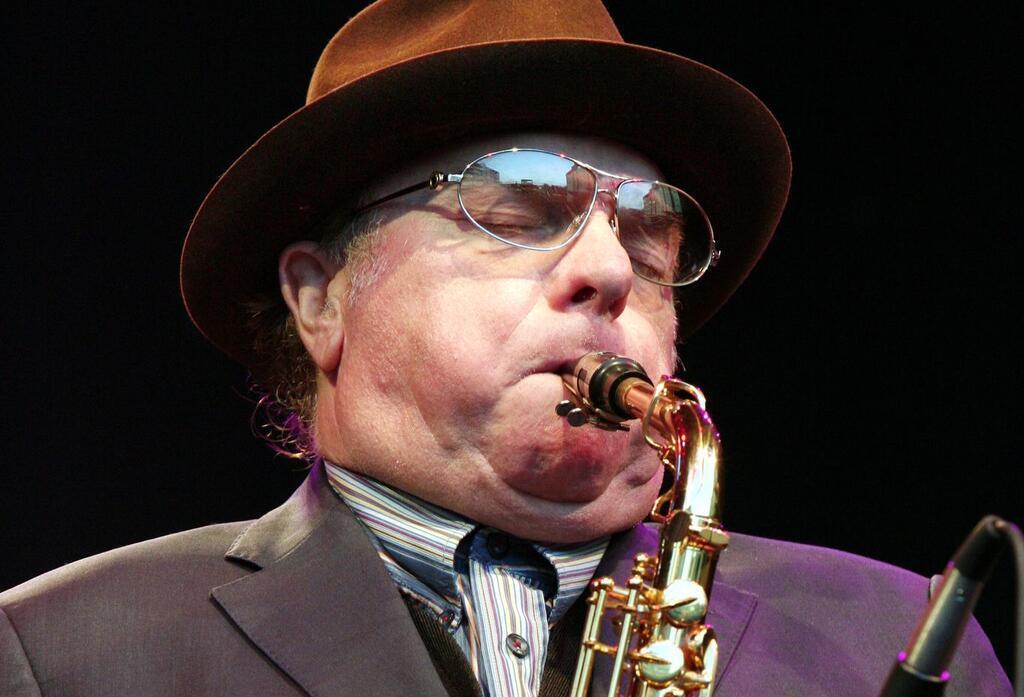 Van Morrison ist auch ein versierter Saxofonist - hier bei einem Konzert in Freiburg 2007. (Archivbild)