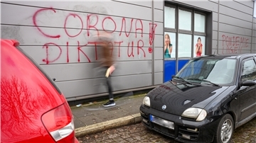 Vandalismus in der Elbestraße. Die Fassade eines Geschäftes wurde mit Parolen beschmiert.