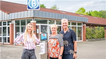 Vanessa, Andrea und Horst Beer (von links) haben sich darauf vorbereitet, ihre Tanzschule in Bremerhaven unter bestimmten Bedingungen wieder öffnen zu dürfen.