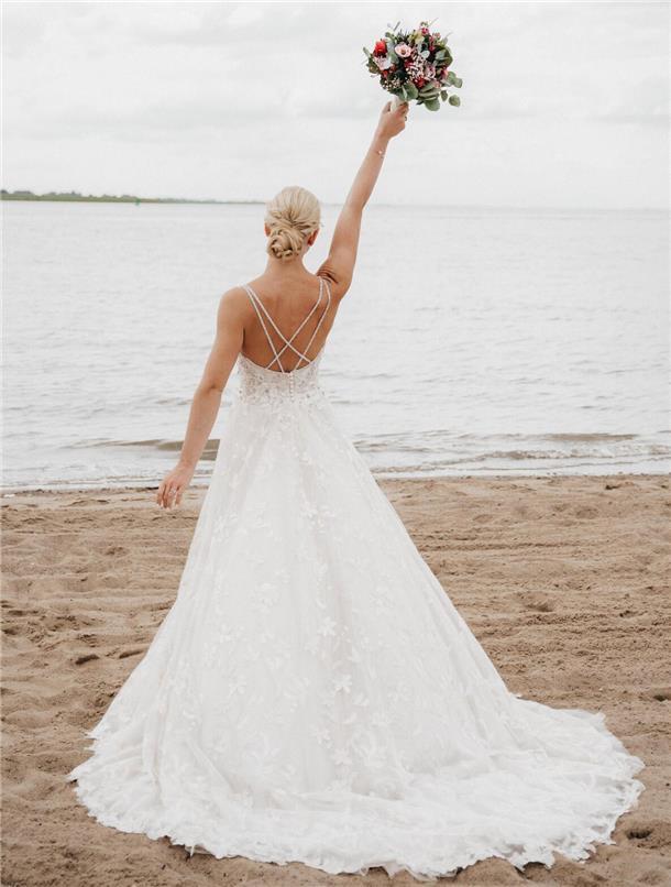 Vanessa Beer präsentiert ihr Hochzeitskleid am Weser-Strandbad.
