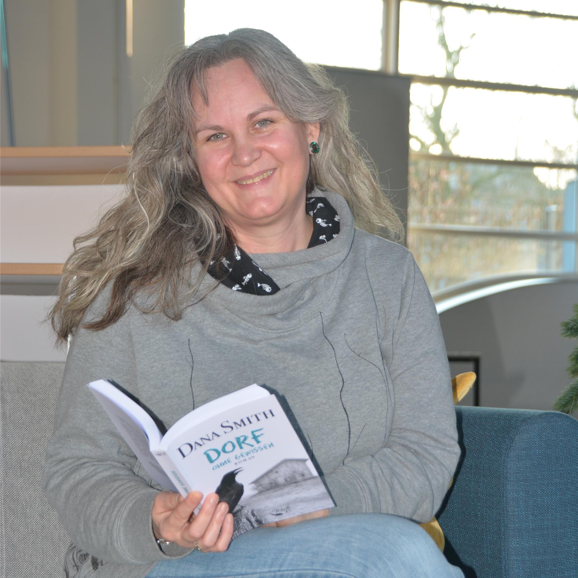 Eine Frau liest ein Buch