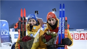 Vanessa Voigt (r) legte in der Vorbereitung auf die neue Biathlon-Saison eine mentale Pause ein.