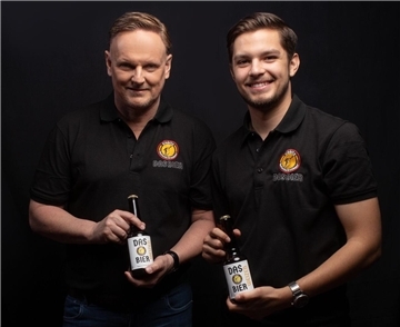 Vater John Kiebitz und Sohn Alexander präsentieren das „Kiebitz-Bier“, für das es in Butjadingen schon sehr gute Noten gegeben hat.