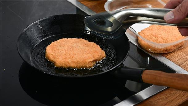 Warum sind Ersatzprodukte teurer als Fleisch? Veganes Cordon Bleu: Verbraucherinnen und Verbrauchern steht mittlerweile ein großes Sortiment an Fleischersatzprodukten zur Verfügung.