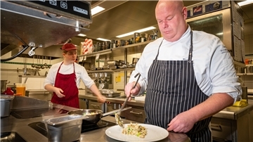 Vegetarische Gerichte zu Weihnachten gibt es auch im „Bösehof“ in Bad Bederkesa. Stellvertretender Küchenchef Michael Buck und Auszubildender  Maximilian Akalowski bei der Zubereitung.