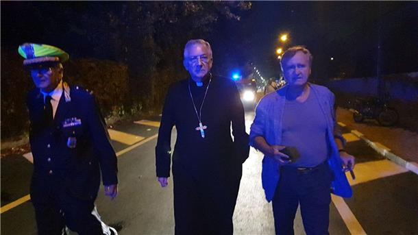 Was führte zu der Buskatastrophe von Venedig? Venedigs Bürgermeister Luigi Brugnaro (r) und ein Priester kommen nach dem Busunglück zur Unfallstelle.