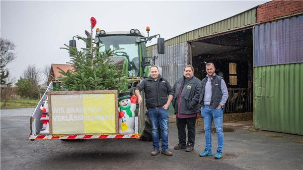 Verärgert und entschlossen, weil es ihrer Ansicht nach um ihre Existenz geht (von links): Die Landwirte Jan Bischof, Horst Meyer und Sven von Glahn machen beim Zusammentreffen in Debstedt deutlich, warum sie immer wieder auf die Straße gehen.