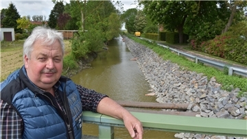 Verbandsvorsteher Dieter Hülstede zeigt den Abschnitt des Eckwarder Tiefs, auf dem große Uferabbrüche behoben worden sind.