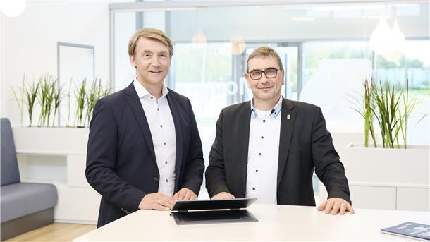 Sven Ambrosy (rechts) und Karsten Specht (links) lächeln zufrieden in die Kamera.