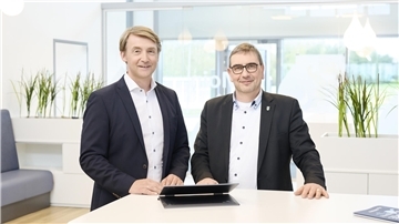 Sven Ambrosy (rechts) und Karsten Specht (links) lächeln zufrieden in die Kamera.