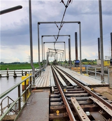 Zerstörte Behelfsbrücke über die Hunte
