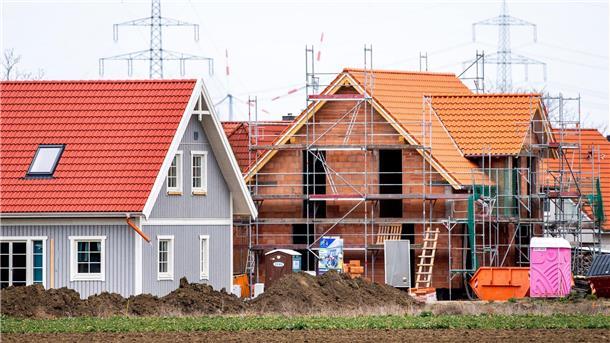 Neugeschäft mit Baukrediten wächst 2024 um ein Viertel Verbraucher fragen wieder deutlich mehr Immobilienkredite nach. (Archivbild)