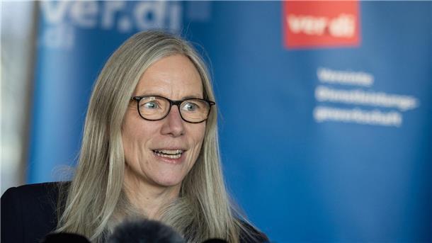 Verdi: Handelsverband wirft im Tarifstreit mit „Nebelkerzen“ Verdi-Bundesvorstandsmitglied Silke Zimmer schlägt Alarm: Wegen niedriger Löhne seien 90 Prozent der Beschäftigten von Altersarmut bedroht. Nun brauche es in den Tarifverhandlungen für den Einzelhandel endlich Ergebnisse.