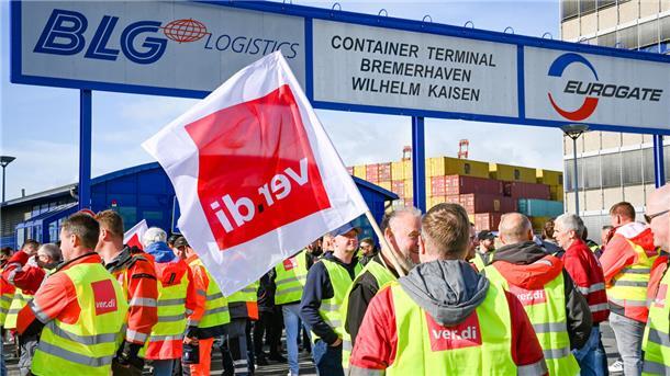 Streik im Hafen: Bis in den Abend soll nicht gearbeitet werden - nur der Anfang? Verdi ruft zum Streik der Hafenbetriebe auf. An den Gatehouses findet die Kundgebung dazu statt.