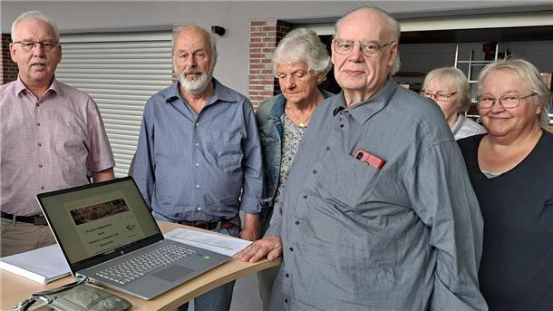 Senioren Computer Club: Wie sich Ältere fit machen für das digitale Zeitalter  Vereinsvorsitzender Herbert Schlag (Mitte) und Seniorenbeirat Harald Sommerfeld (links) mit den Mitglieder den Mitgliedern des Senioren Computer Clubs Beverstedt.