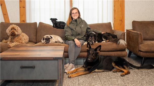 Ein Leben voller Pfoten: Tierärztin Verena Heuwinkel liebt Vierbeiner Eine Frau sitzt mit fünf Hunden auf einem Sofa.