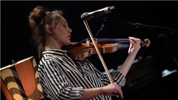 Verena Tönjes auf der Bühne des Staatstheaters Mainz: In „Things have changed – Bob Dylan is not there“ singt sie und spielt Geige.