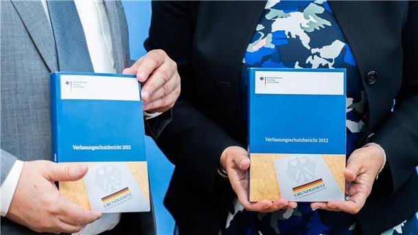 Innenministerium muss Aussagen zu AfD nicht korrigieren Verfassungsschutzpräsident Thomas Haldenwang (l.) und Bundesinnenministerin Nancy Faeser bei der Vorstellung des Verfassungsschutzberichts im Juni 2023.