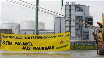Auf dem Foto ist ein Banner zu sehen, das Umweltaktivisten vor der Fettraffinerie in Brake aufgehängt haben.