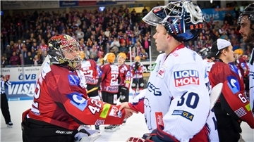 Vergangenheit trifft auf Zukunft: Ex-Keeper Tomas Pöpperle und Neuzugang Maximilian Franzreb (rechts) nach einem Spiel der Eisbären Berlin in Bremerhaven.