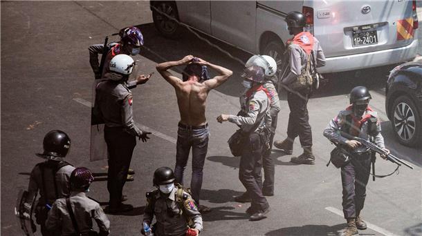 Verhaftungen nach Protesten in Myanmar im Jahr 2021 (Symbolbild).