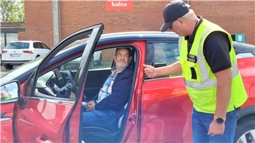 Verkehrsicherheitstrainer Thomas Fleckenstein (rechts) gibt unter anderem praktische Tipps für die richtige Sitzposition hinter dem Steuer. Bei Joachim Schmeißer sieht es schon ganz gut aus.