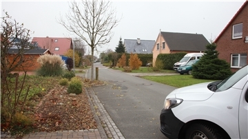 Verkehrsinseln und Parkbuchten statt Gehweg: Wie dieser Teil des Tjüchenwegs in Dorum soll auch das letzte Teilstück der Straße ausgebaut werden.