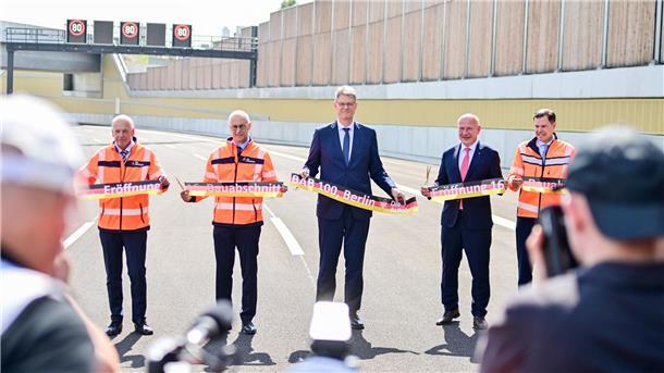Verkehrsminister Patrick Schnieder (im Anzug links) und Berlins Regierender Bürgermeister Kai Wegner (beide CDU) eröffneten den 16. Bauabschnitt der A100 in Berlin.