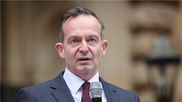 Wissing will schnelle Einigung im Verbrenner-Streit Verkehrsminister Volker Wissing will sich im Verbrenner-Streit mit der EU-Komission einigen.