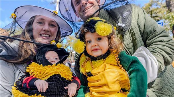 Verkleidet als Bienen und Imker posieren Tim und Mary Elise mit ihren Kindern beim Mardi Gras in New Orleans.