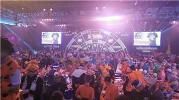Verkleidete Darts-Fans feiern im legendären „Ally Pally“.