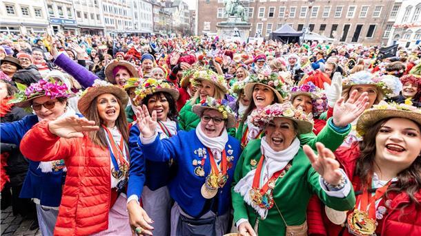 Karneval - Narren drehen nach Corona wieder auf Verkleidete Frauen warten vor dem Düsseldorfer Rathaus, um es um 11.11 Uhr zu stürmen.
