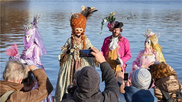 Karneval wie in Venedig - märchenhafte Kostüme in Hamburg Verkleidete Karnevalfans haben viele neugierige Zuschauer an der Binnenalster in Hamburg.