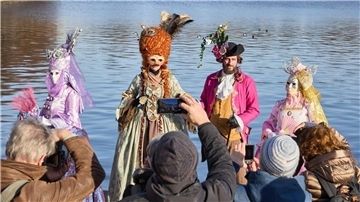 Verkleidete Karnevalfans haben viele neugierige Zuschauer an der Binnenalster in Hamburg.