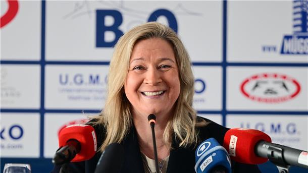 In Champagner-Laune: Pechstein fühlt sich frei und tritt ab Verkündet lachend ihren Rücktritt: Claudia Pechstein.