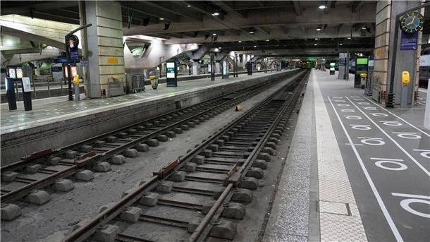 Zugverkehr nach Frankreich wegen Großstreik gestört Verlassene Bahnsteige am Bahnhof Montparnasse. Der Streik in Frankreich betrifft auch den Bahnverkehr nach Deutschland.