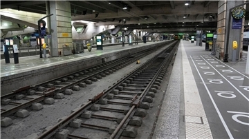 Verlassene Bahnsteige am Bahnhof Montparnasse. Der Streik in Frankreich betrifft auch den Bahnverkehr nach Deutschland.