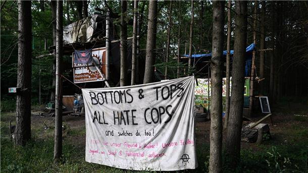 Gericht: Räumung vom Hambacher Forst 2018 war rechtens Verlassene Baumhäuser im Hambacher Forst.
