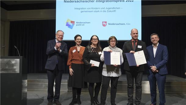 Verleihung der Urkunde an die Schulleitungen der Aue-Mehde-Grundschule und des St.-Viti-Gymnasiums.