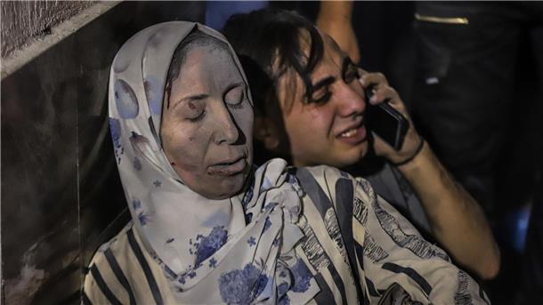 Wut in Nahost über Explosion bei Gaza-Klinik Verletzte Palästinenser warten nach dem Raketeneinschlag in dem Krankenhaus auf medizinische Versorgung.