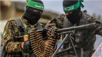 Vermummte Kämpfer der Kassam-Brigaden, des militärischen Flügels der islamistischen Terrororganisation Hamas. (Archivbild)