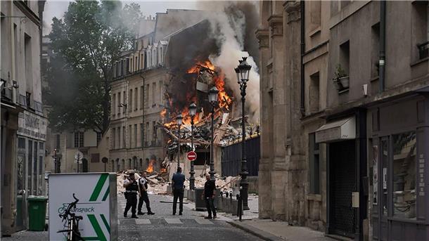 Vermutlich nach einer Gasexplosion sind im Zentrum der französischen Hauptstadt mehrere Gebäude in Brand geraten.