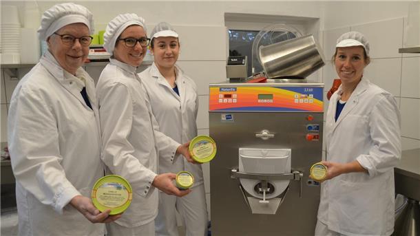 Verpackt wird in große und kleine Gebinde: Margret Kirsch (von links), Julia Döscher, Aimée Pape und Frederike von der Lieth füllen die kalte Köstlichkeit ab.
