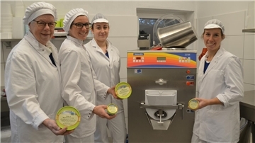 Verpackt wird in große und kleine Gebinde: Margret Kirsch (von links), Julia Döscher, Aimée Pape und Frederike von der Lieth füllen die kalte Köstlichkeit ab.