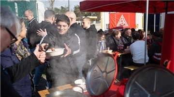 Verpflegung aus der Gulaschkanone für streikende Lastwagenfahrer.