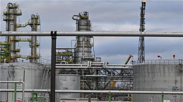 Shell steigt bei PCK-Raffinerie Schwedt aus - und nun? Verschiedene Anlagen der Rohölverarbeitung auf dem Gelände der PCK-Raffinerie GmbH. Der Energiekonzern Shell will seinen Anteil von 37,5 Prozent an der ostdeutschen Großraffinerie PCK Schwedt an die britische Prax-Gruppe verkaufen.